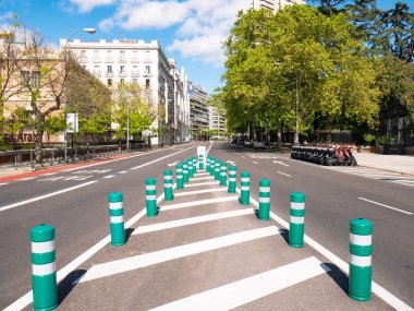 Madrid, İspanya, 05 / 01 / 2020: O 'Donnell Caddesi' nde, Retiro Park 'ın yanındaki trafik işaretleri, fenerler, yeşiller, koronavirüs nedeniyle alarm durumu nedeniyle tamamen boş