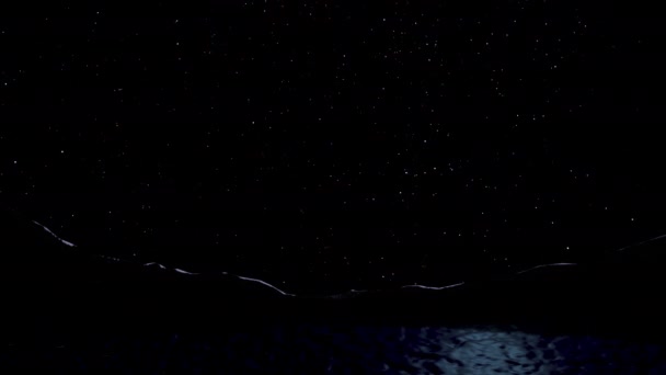 穿越天空的飞机的夜间飞行时间 而星空被地球在湖山后面的旋转运动所震动 — 图库视频影像