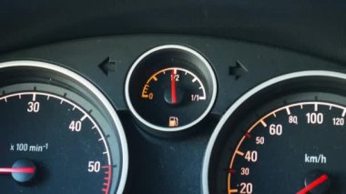 Çalışan bir aracın kontrol panelinin makro görüntüsü ve yeşil oklar yanıp sönen acil durum ışıkları.