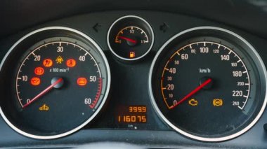 Bir arabanın kontrol paneli, ateşleme ve çalıştırma ve sonunda tamamen kapatma