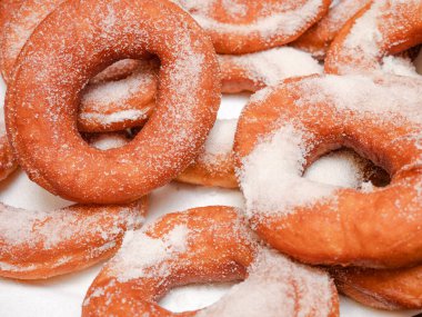 El yapımı çörekler, geleneksel yemekler ve üzerine şeker serpiştirilmiş.