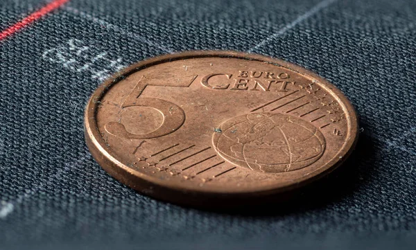 一张非常近的图片中的脏乱的5欧元硬币 — 图库照片