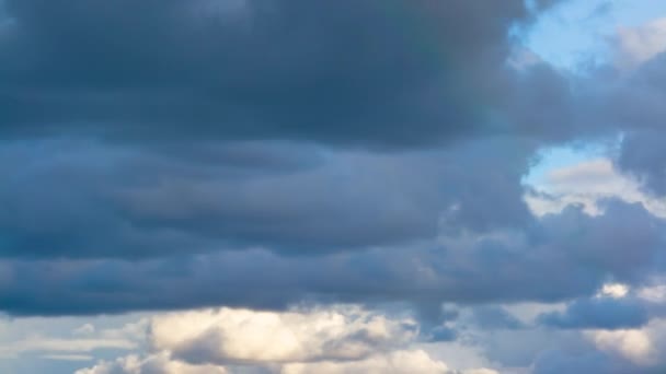 Timelapse Formación Cúmulos Nubes Arco Iris Que Aparece Desaparece — Vídeos de Stock