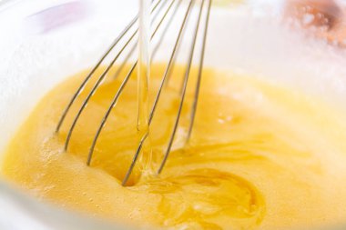 Çubuk çırpma makineleri hamuru ev yapımı pastaya hazırlarken biraz da yağ ekliyor.