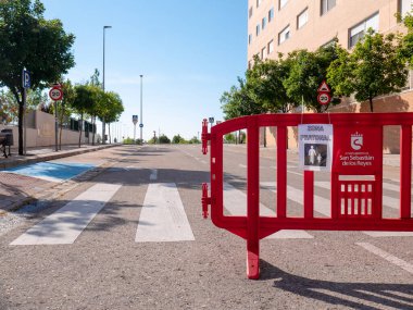 San Sebastian de los Reyes, Madrid, İspanya, 05 / 22 / 2020: Koronavirüs alarm durumu sırasında üzerinde 