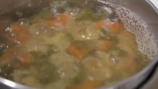煮锅里有开水和意大利面的4K片断 — 图库视频影像