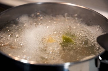 İçinde kaynar su ve makarna olan tencere.