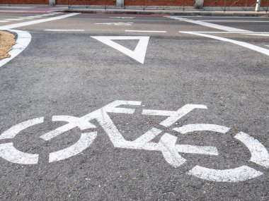 Madrid şehrinin zemininde yol tabelaları boyalı bisiklet ve yol işareti ile boyanmış.