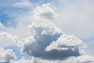 Gökyüzünde büyük bulut dağılmış bulutlar ve arka planda mavi bir gökyüzü ile çevrili.