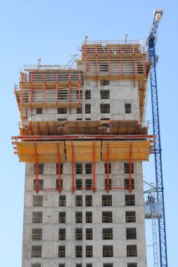Ponferrada, Castilla y Leon, İspanya; 07 / 31 / 2007; 107 metre yüksekliğinde ve 30 kat yüksekliğinde özerk toplumun en yüksek binası olan Torre de la Rosaleda 'nın yapımında bir vinç çalışıyor.