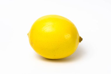 Beyaz bir arka plan üzerinde olgun sarı limon