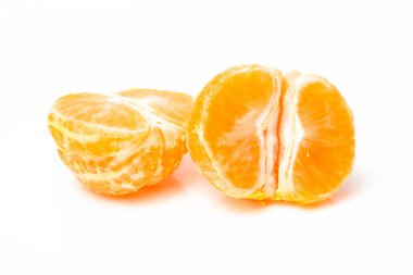 Beyaz arka planda yarı mandalina portakalı kesimi