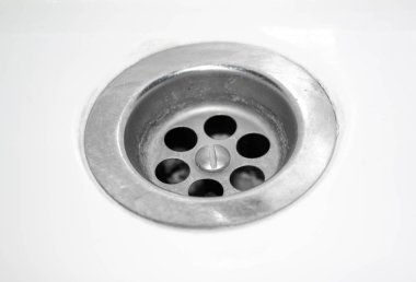 Lavaboya su boşalt, beyaz arka planda küvet