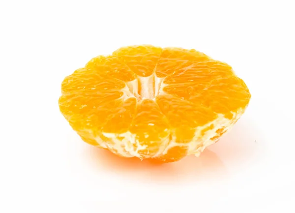 Mitad Naranja Mandarina Cortada Por Mitad Sobre Fondo Blanco — Foto de Stock