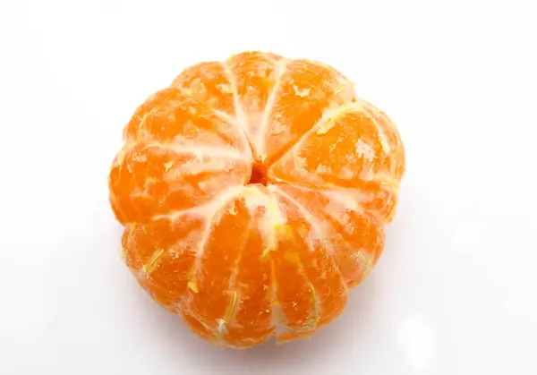 Mandarina Naranja Pelada Sobre Fondo Blanco — Foto de Stock
