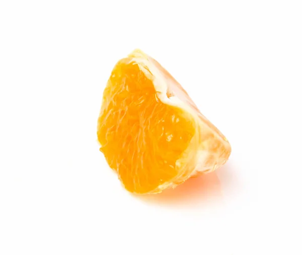 Πορτοκαλί Μανταρίνι Μία Φέτα Λευκό Φόντο — Φωτογραφία Αρχείου