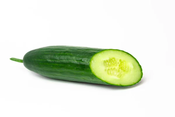 Olgun Yeşil Uzun Salatalıklı Beyaz Arka Planda Bir Kesik — Stok fotoğraf