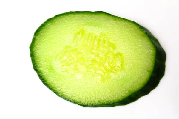 Rijp Groene Komkommer Plakjes Een Witte Achtergrond — Stockfoto