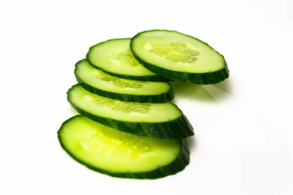 Beyaz Arka Planda Dilimler Üzerinde Olgun Yeşil Salatalık — Stok fotoğraf