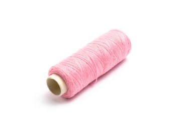 Beyaz arka planda iğnesi olan iplik. Kapat.