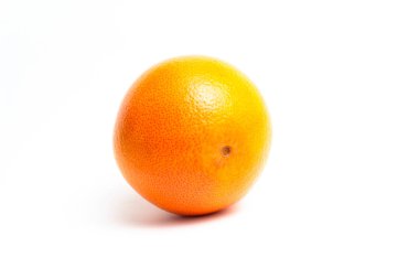 Beyaz arka planda turuncu kırmızı greyfurt. Kapat.
