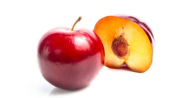 Beyaz bir arka planda olgun kırmızı erik. Kapat.