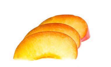 Beyaz bir arka planda olgun kırmızı erik. Kapat.