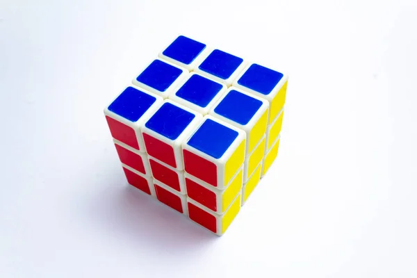 Rubiks Kub Vit Bakgrund Närbild — Stockfoto