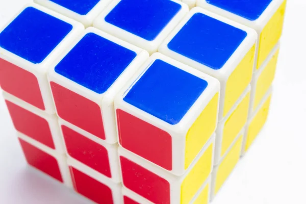 Rubiks Kub Vit Bakgrund Närbild — Stockfoto