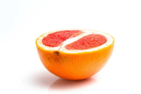 Πορτοκαλί Κόκκινο Γκρέιπφρουτ Ένα Κόψιμο Λευκό Φόντο Κλείσιμο — Φωτογραφία Αρχείου