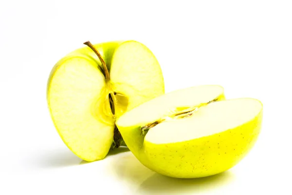 Pomme Verte Dans Une Coupe Sur Fond Blanc Gros Plan — Photo