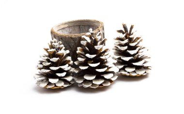 Beyaz arka planda kar olan Noel konileri