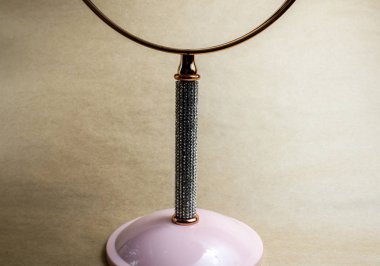 Karton arka planda bir ayna çerçevesi