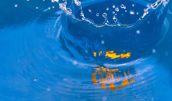 Mandorine Drops Blue Water Splashes — Stockfoto