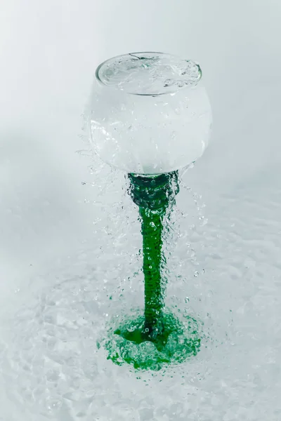Copo Vinho Com Uma Perna Verde Com Salpicos Água Fundo — Fotografia de Stock
