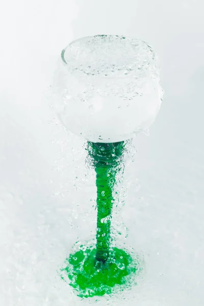 Copo Vinho Com Uma Perna Verde Com Salpicos Água Fundo — Fotografia de Stock