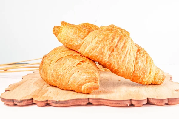 Croissanter Med Torrt Vete Träskiva Vit Bakgrund — Stockfoto