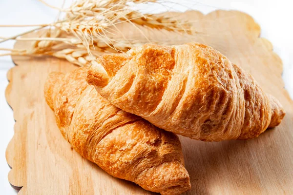 Croissanter Med Torrt Vete Träskiva Vit Bakgrund — Stockfoto