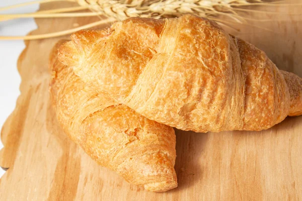 Croissanter Med Torrt Vete Träskiva Vit Bakgrund — Stockfoto