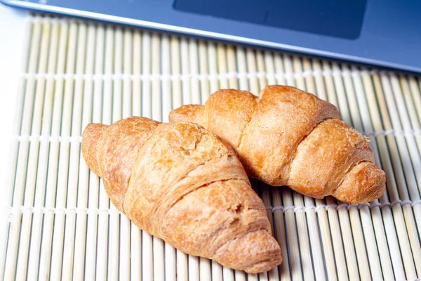 Croissanter Biten Med Jordgubbssylt Med Torrt Vete Bambu Matta Bärbar — Stockfoto