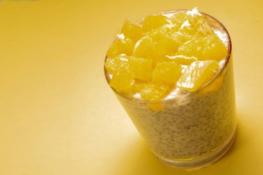 Sağlıklı kahvaltıda chia yoğurdu ve turuncu arka plan fitness yiyeceği. Boşluğu kopyala