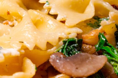 Kızarmış mantarlı kelebek makarna, yeşil ıspanak.