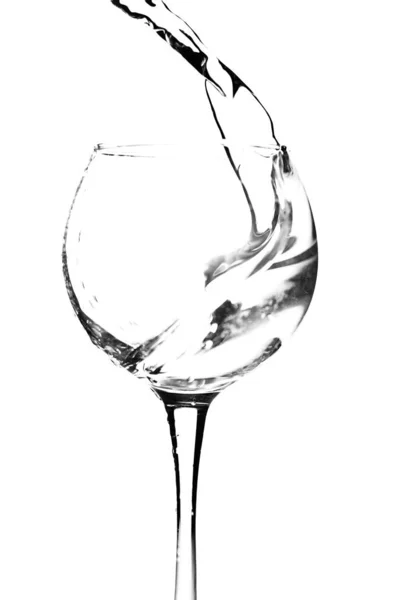 Verre Vin Est Versé Par Jet Eau Sur Fond Blanc — Photo