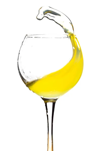 Verre Vin Éclaboussant Jus Jaune Sur Fond Blanc — Photo