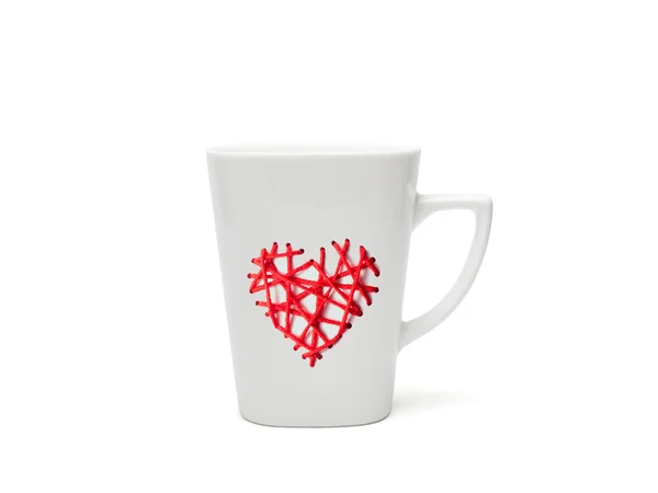 白い背景に赤いハートを刺繍した白い正方形のマグカップ — ストック写真