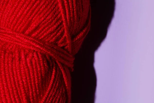 Espinha Vermelha Fio Para Tricotar Fundo Roxo Espaço Cópia Macro — Fotografia de Stock