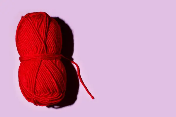 Red Skein Thread Knitting Purple Background Copy Space Top View — Stock Photo, Image