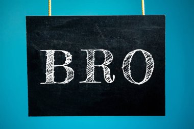 Tebeşir tahtası üzerinde mavi arka planda 