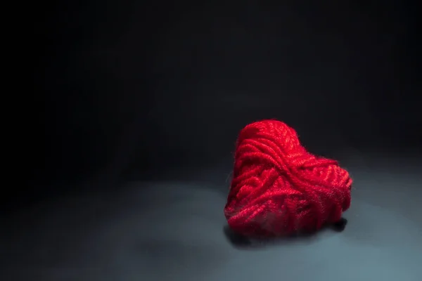 Coeur Rouge Fait Fils Fumée Sur Fond Sombre Sous Lumière — Photo