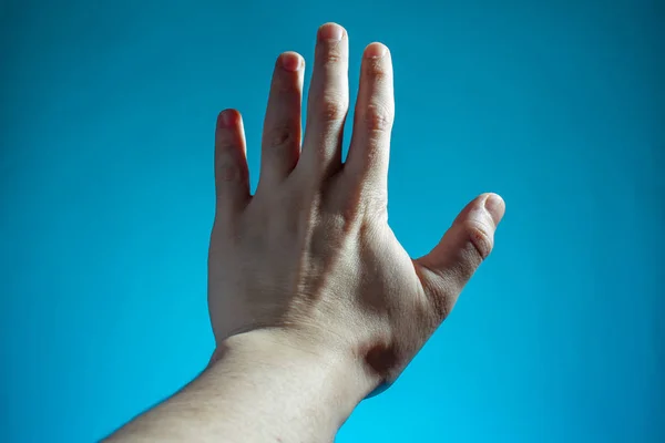 Mužská Ruka Ukazuje Stop Prst Podepsat Modrém Pozadí Kopírovat Prostor — Stock fotografie